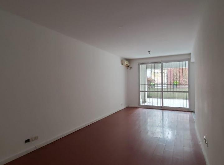 amplio monoambiente con balcón y patio interno en Palermo 4