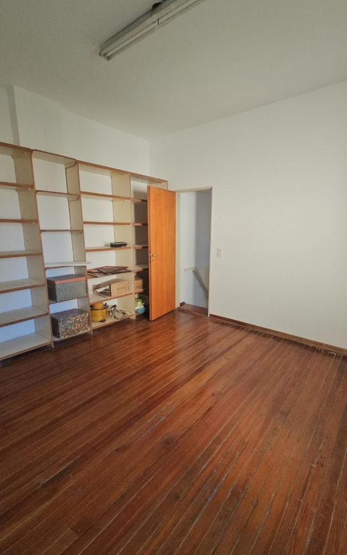 Oportunidad Comercial: Imponente Casona de 180m² en La Paternal (Sin Expensas)
