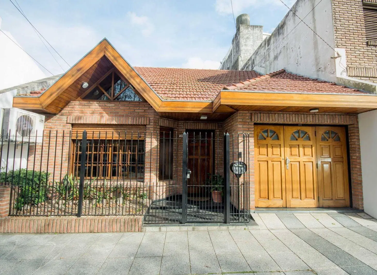 Hermosa casa tipo chalet con jardín y parrilla en Saavedra 1