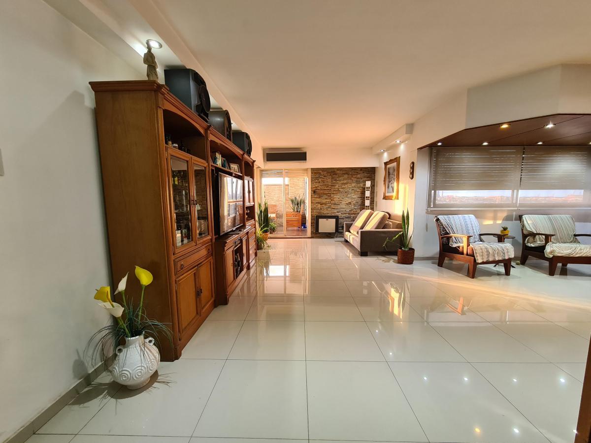 Venta de semipiso de 4 ambientes con cochera, dependencia y baulera .