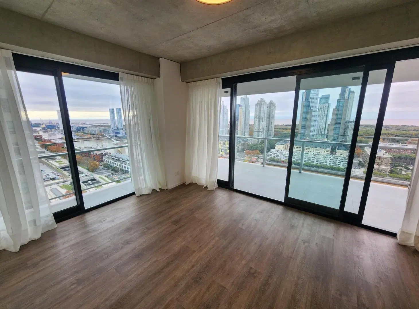 ALQUILER 3 AMBIENTES CON COCHERA EN QUARTIER DEL BAJO – PISO 29 – VISTA A PUERTO MADERO 5
