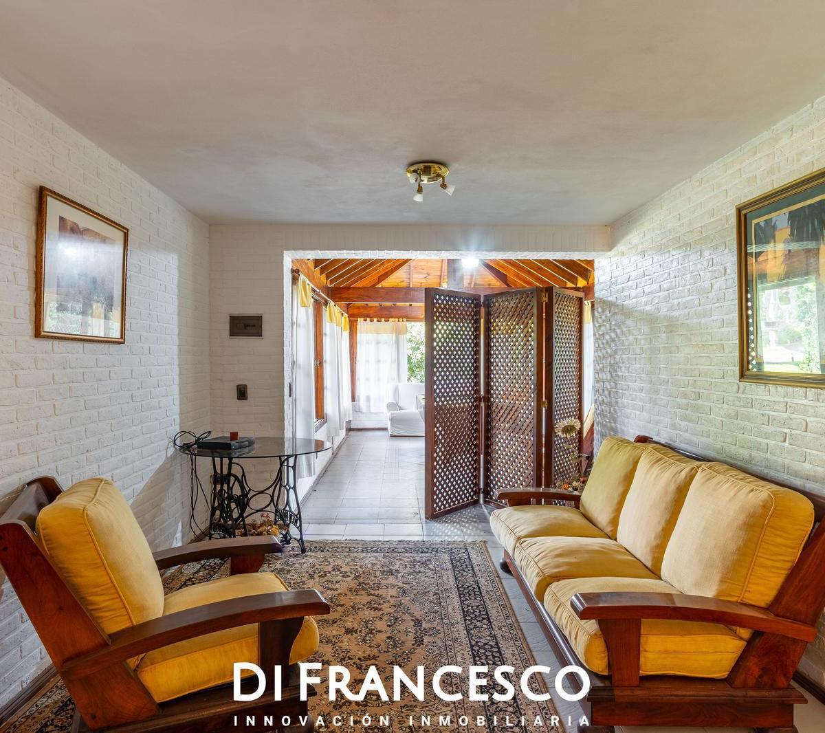 Venta - Casa de 7 Ambientes a 200 m del Mar en Carilo - Chalet 1