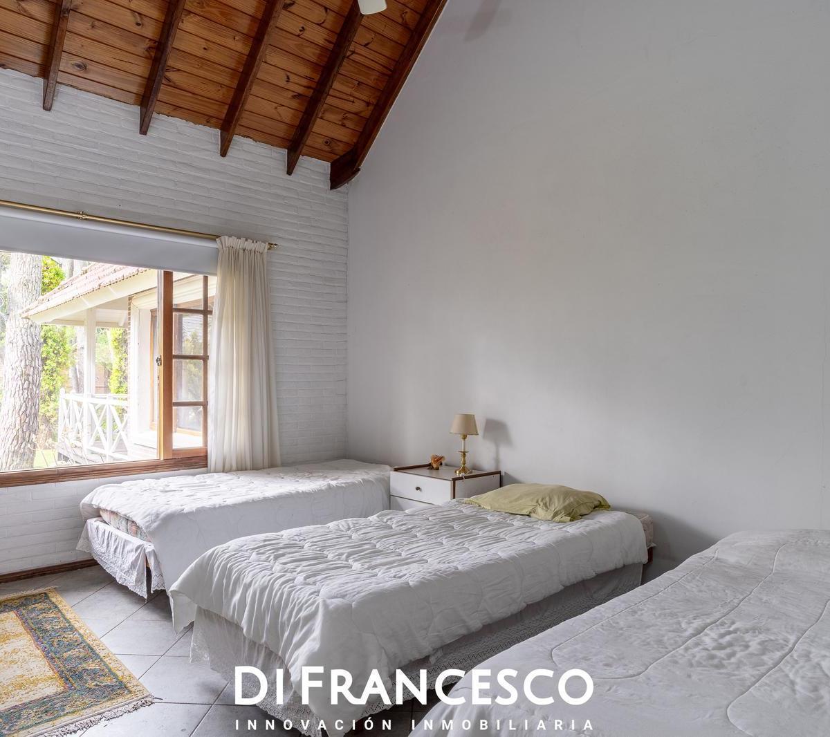 Venta - Casa de 7 Ambientes a 200 m del Mar en Carilo - Chalet 3