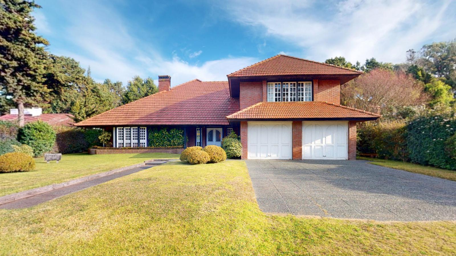Casa de 7 ambientes en zona Golf de Pinamar - 300 M del mar.