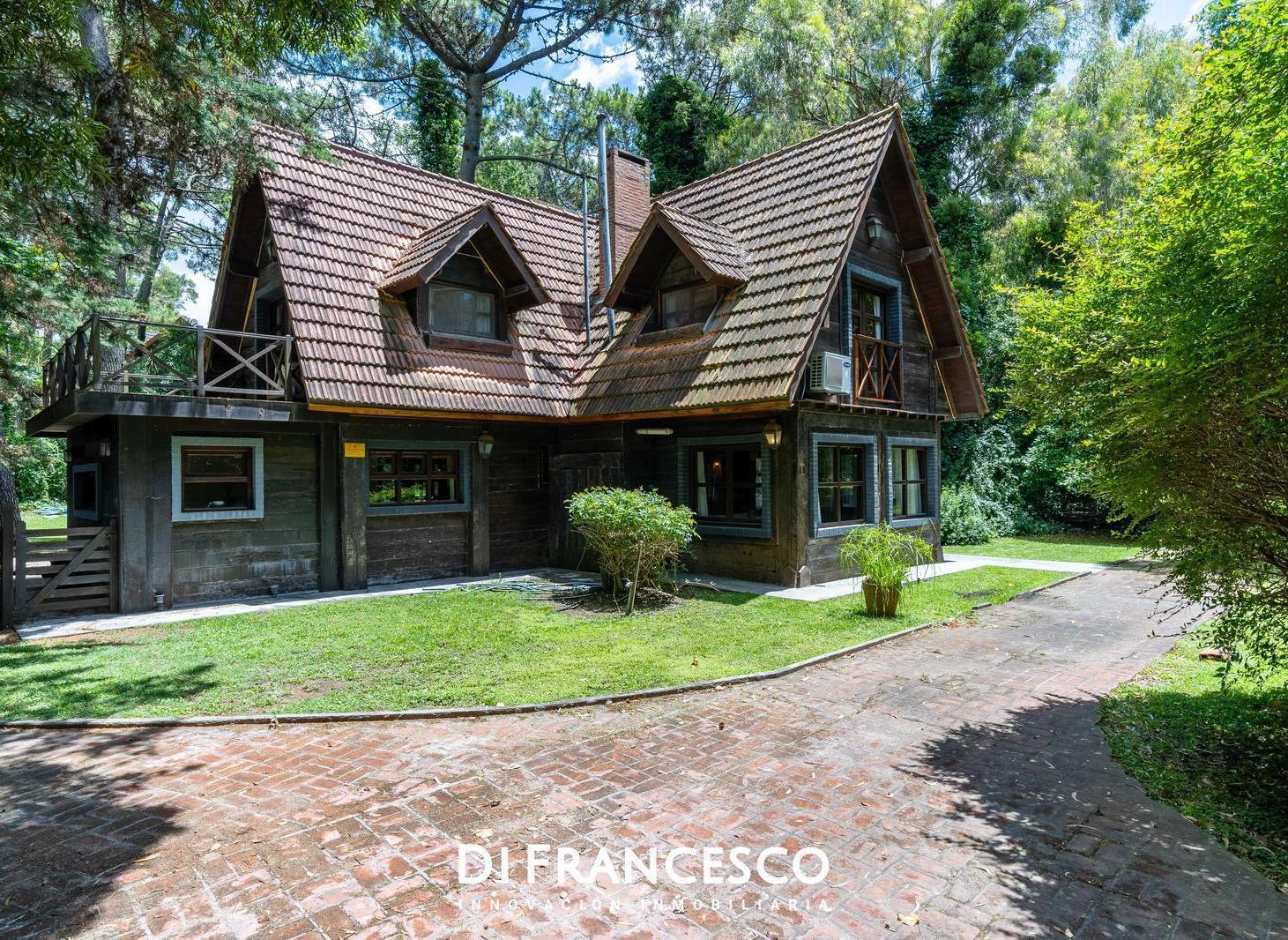 Casa en VENTA Carilo - Jacaranda y Divisadero. Piscina Climatizada