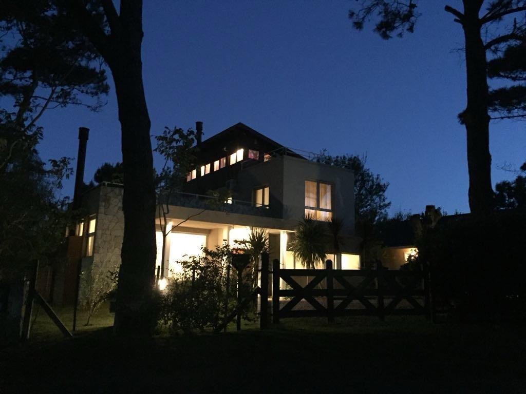 Foto de Venta - Casa de 5 ambientes en Carilo - MODERNA, imagen 2
