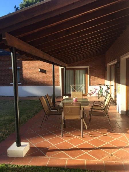 Foto de Venta/Permuta - Casa CHALET INGLES de 4 ambientes en Pinamar - La, imagen 3