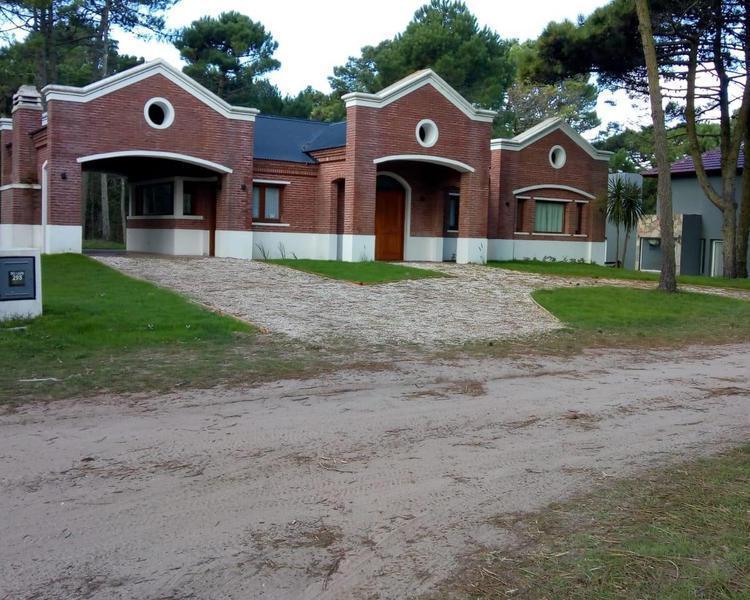 Foto de Venta/Permuta - Casa CHALET INGLES de 4 ambientes en Pinamar - La, imagen 1