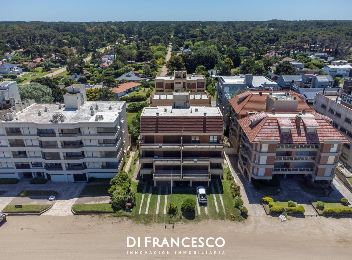 Foto de Departamento de 5 ambientes FRENTE AL MAR en venta en Pinamar - SEMIPISO, imagen 5