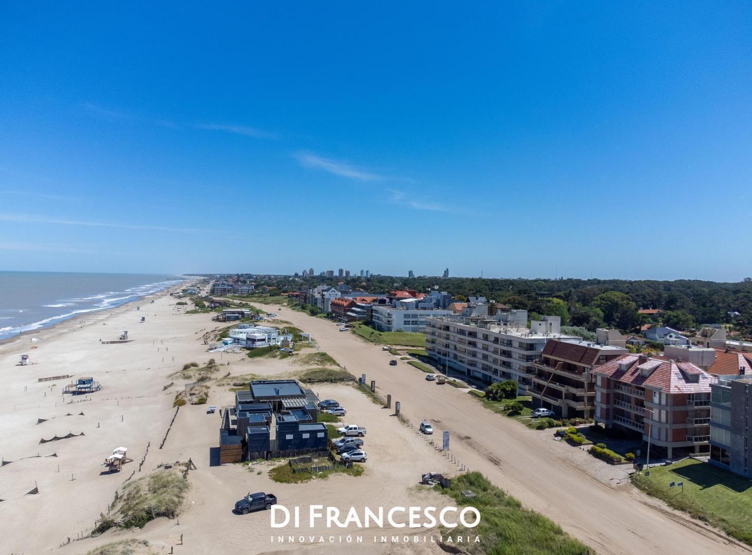 Foto de Departamento de 5 ambientes FRENTE AL MAR en venta en Pinamar - SEMIPISO, imagen 2
