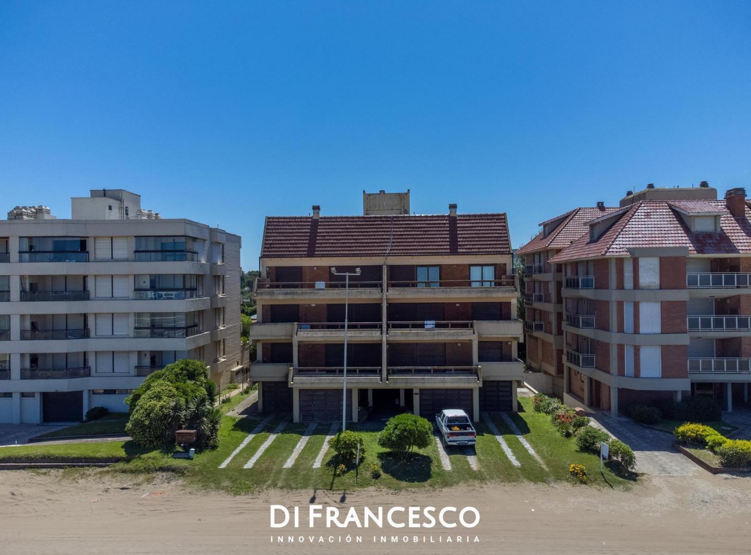 Foto de Departamento de 5 ambientes FRENTE AL MAR en venta en Pinamar - SEMIPISO, imagen 1