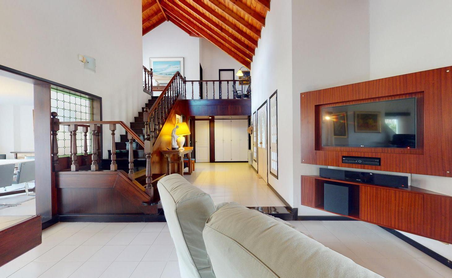 Foto de Casa de 7 ambientes en zona Golf de Pinamar - 300 M del mar., imagen 1
