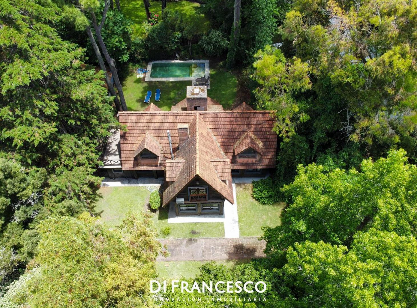 Foto de Casa en VENTA Carilo - Jacaranda y Divisadero. Piscina Climatizada, imagen 3