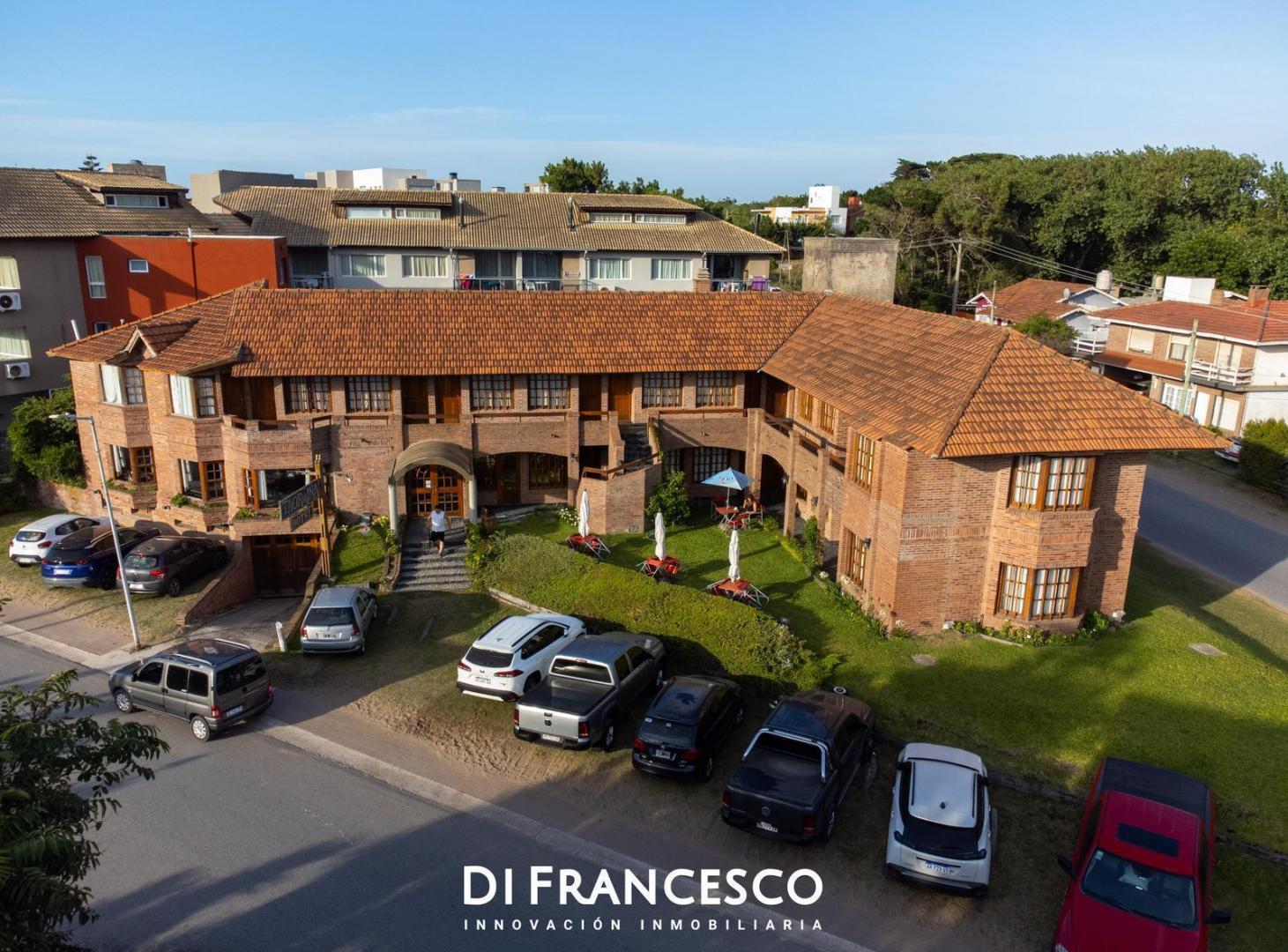 Foto de Hotel en Venta Excelente esquina Comercial a pasos del Mar Pinamar con, imagen 2