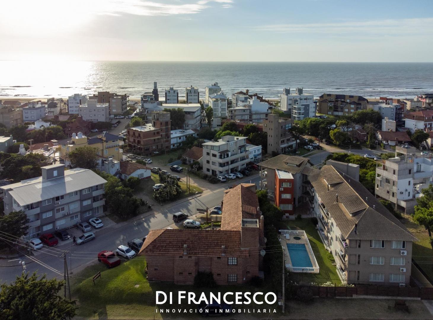 Foto de Hotel en Venta Excelente esquina Comercial a pasos del Mar Pinamar con, imagen 1