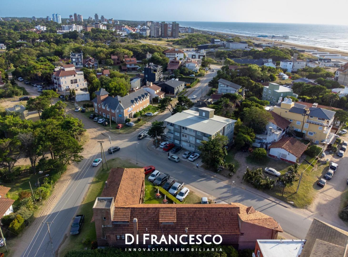 Foto de Hotel en Venta Excelente esquina Comercial a pasos del Mar Pinamar con, imagen 3