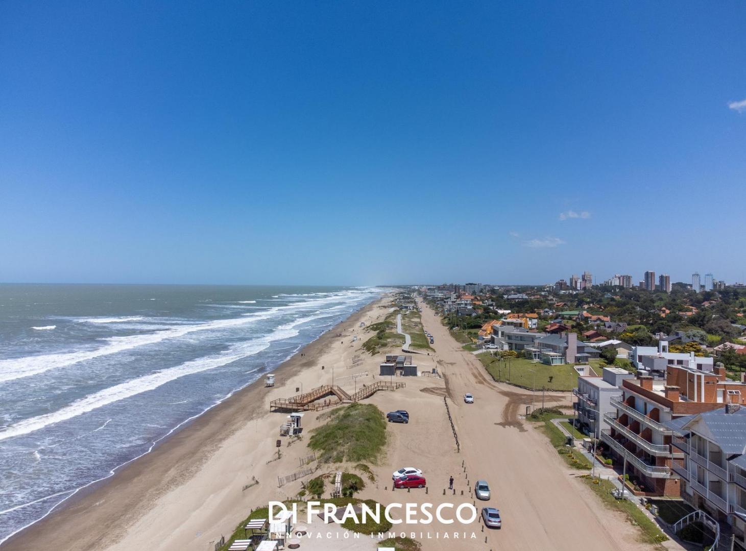Foto de Departamento FRENTE AL MAR PINAMAR CON COCHERA 7 AMBIENTES - ASCENSOR, imagen 3
