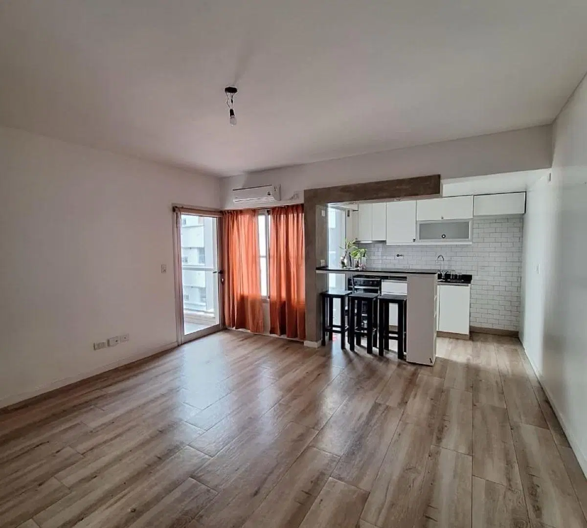 Destacado departamento 2 ambientes con balcón en alquiler - Liniers 3