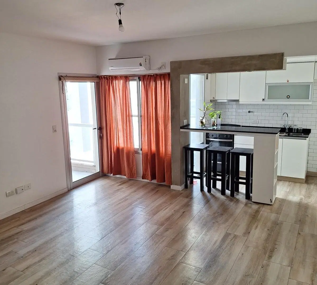 Destacado departamento 2 ambientes con balcón en alquiler - Liniers 2