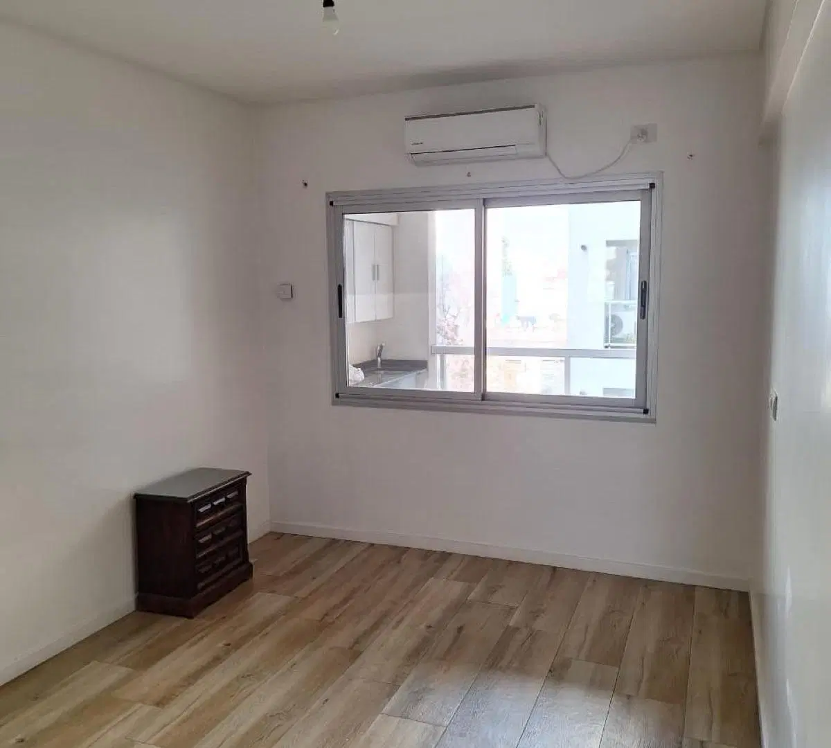 Destacado departamento 2 ambientes con balcón en alquiler - Liniers 5