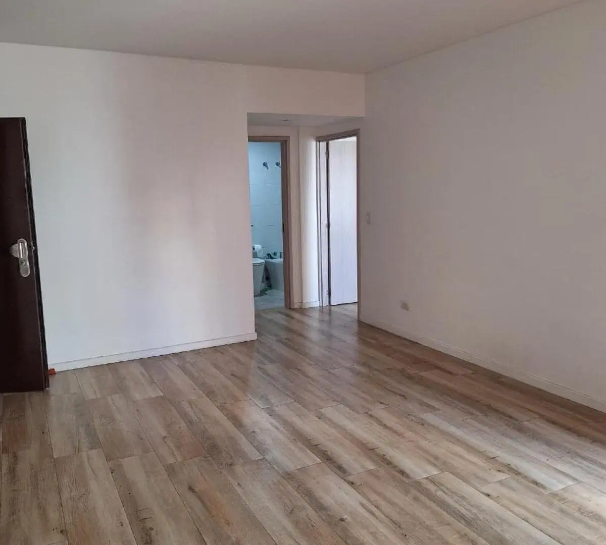 Destacado departamento 2 ambientes con balcón en alquiler - Liniers 4