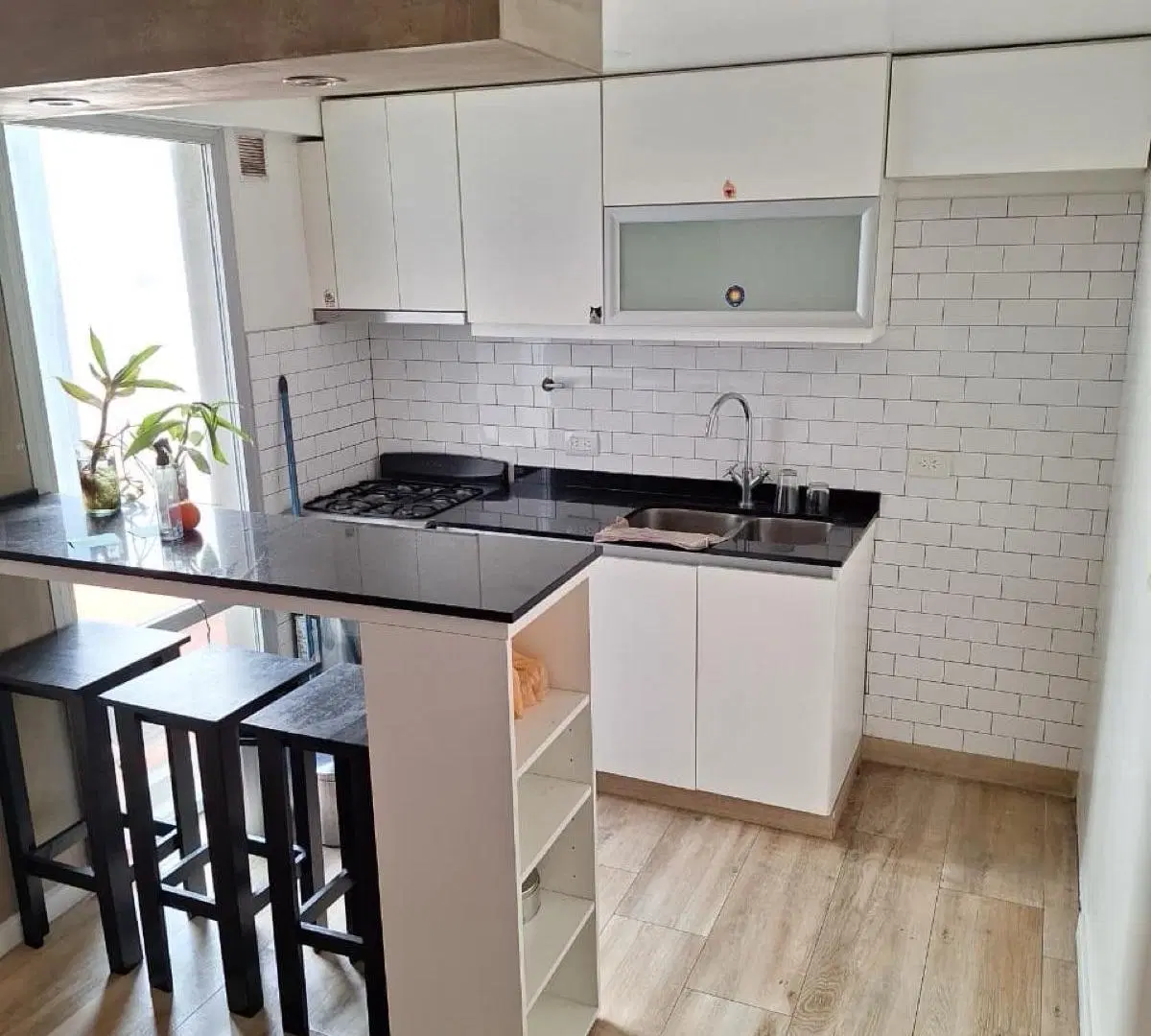 Destacado departamento 2 ambientes con balcón en alquiler - Liniers 1