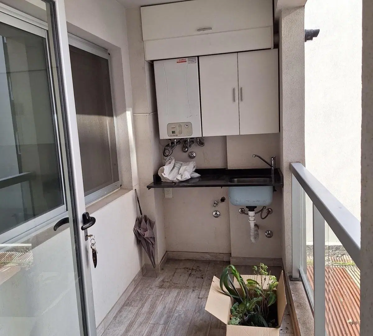 Destacado departamento 2 ambientes con balcón en alquiler - Liniers 8