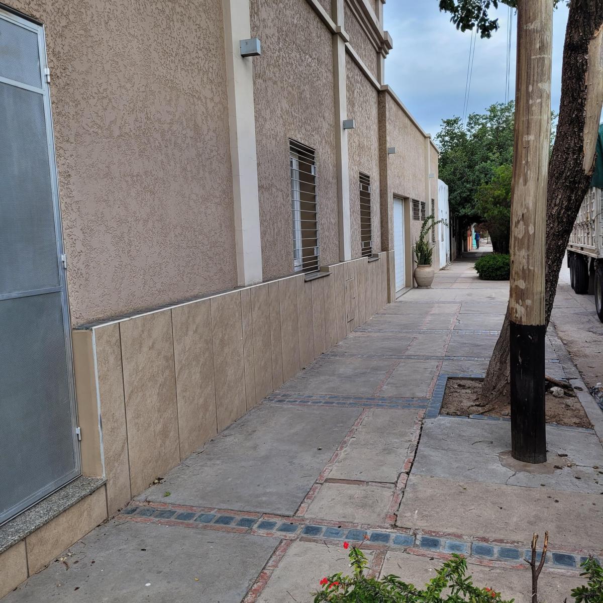 Casa con Local Comercial, Piscina, Quincho – Zona Centrica 1