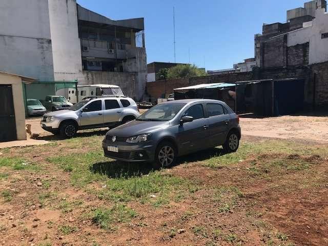 VENDO MUY AMPLIO TERRENO CENTRICO .