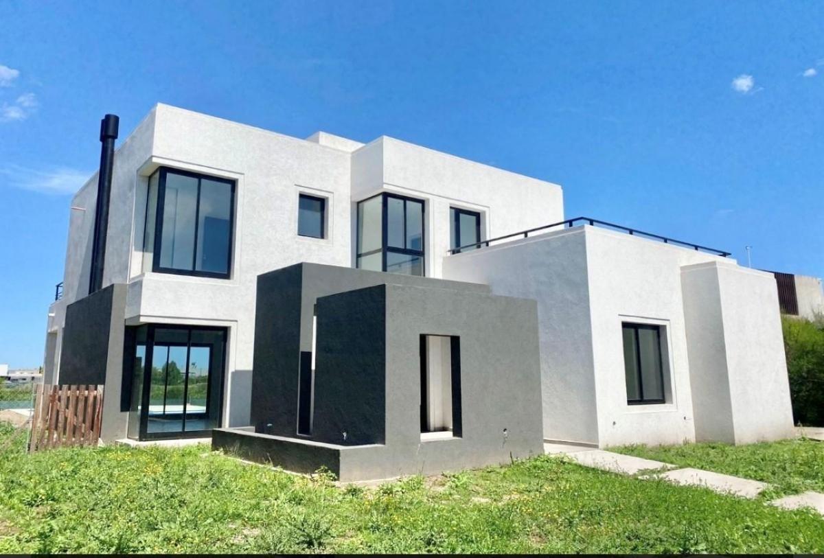 Casa a la laguna Venta Barrio Golf El Cantón Escobar