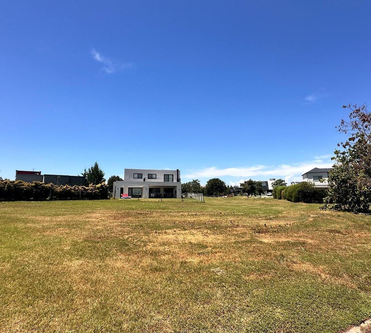 Lote en esquina en Venta en Barrio Norte El Cantón, rebajado escucha oferta