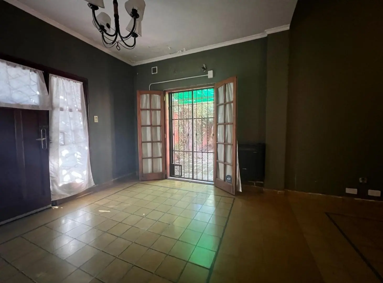 Casa 2 dormitorios en Barrio Jardín Apta para crédito cochera y patio 5