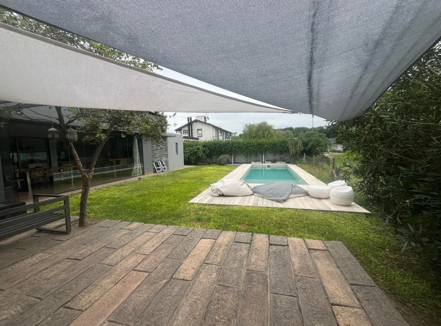 Casa en venta Valle Escondido 4 dormitorios uno en planta baja con pileta y quincho cerrado 8