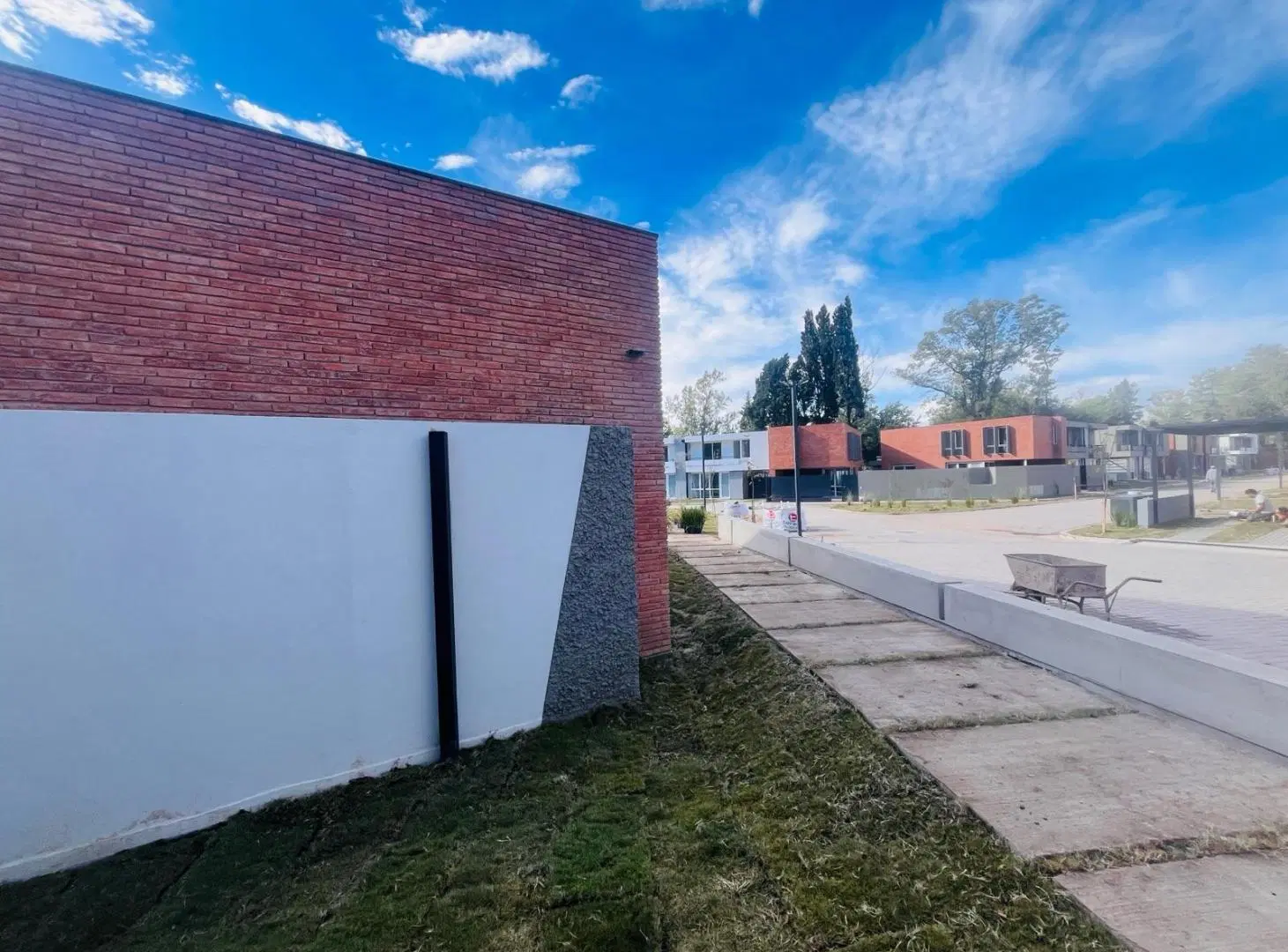 LAS VERAS Dúplex en alquiler tres dormitorios con seguridad sum y pilera zona Valle Escondido 4