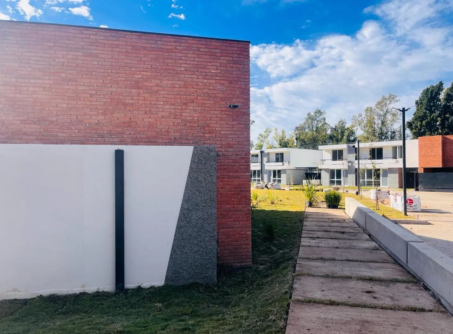 LAS VERAS Dúplex en alquiler tres dormitorios con seguridad sum y pilera zona Valle Escondido 2