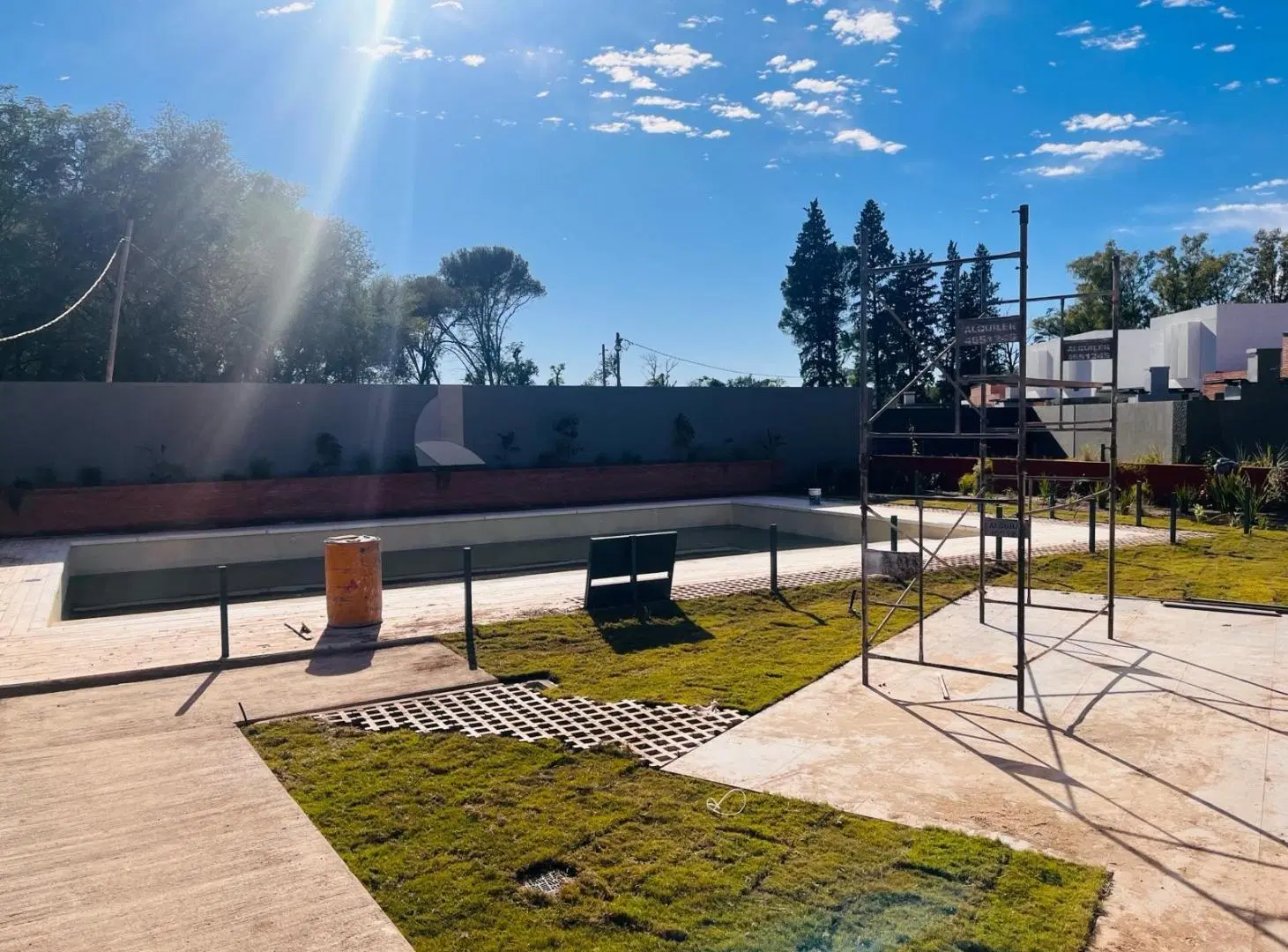 LAS VERAS Dúplex en alquiler tres dormitorios con seguridad sum y pilera zona Valle Escondido 5