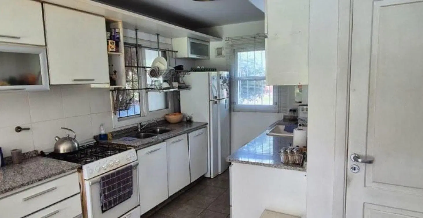Casa en venta Villa Belgrano tres dormitorios con pileta, estudio recibe menor en zona norte 4