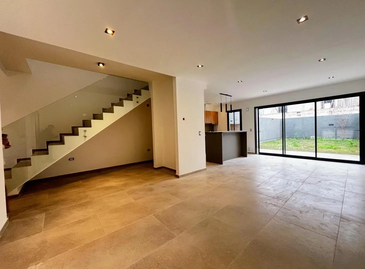 Colinas de Manantiales Dúplex en venta de 3 Dormitorios y 3 baños gran patio 3
