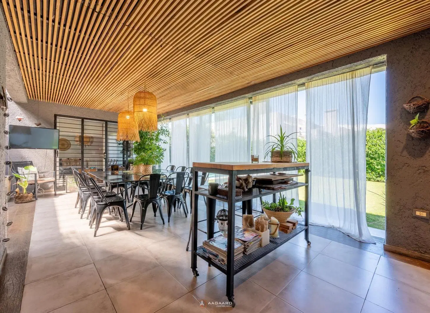 Casa en venta en La Carolina con pileta tres dormitorios moderna recibe menor 5