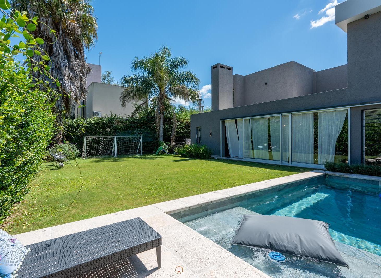 Casa en venta en La Carolina con pileta tres dormitorios moderna recibe menor