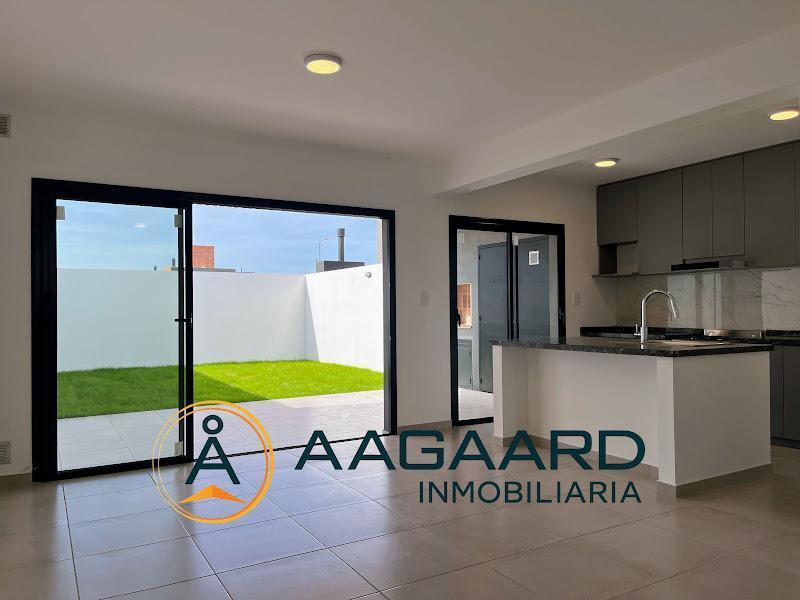 Brisas de Manantiales Duplex en venta 3 dormitorios galeria con asador a estrenar