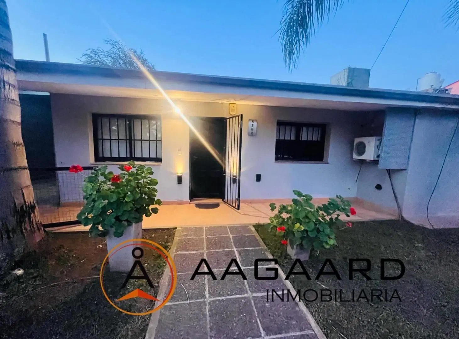 Casa en venta Villa Allende Parque con escritura tres dormitorios gran jardin y pileta y depto recib 5