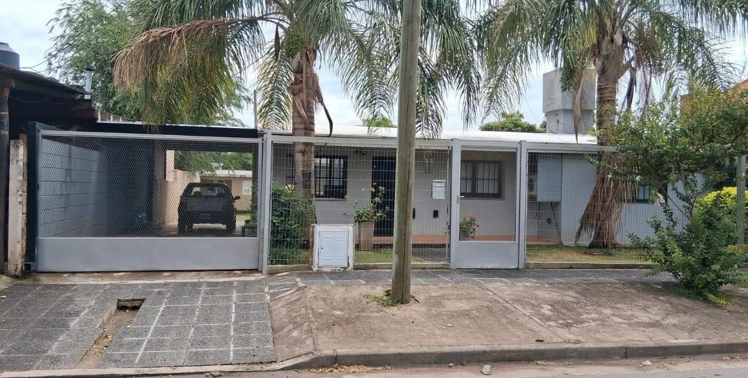 Casa en venta Villa Allende Parque con escritura tres dormitorios gran jardin y pileta y depto recib 8
