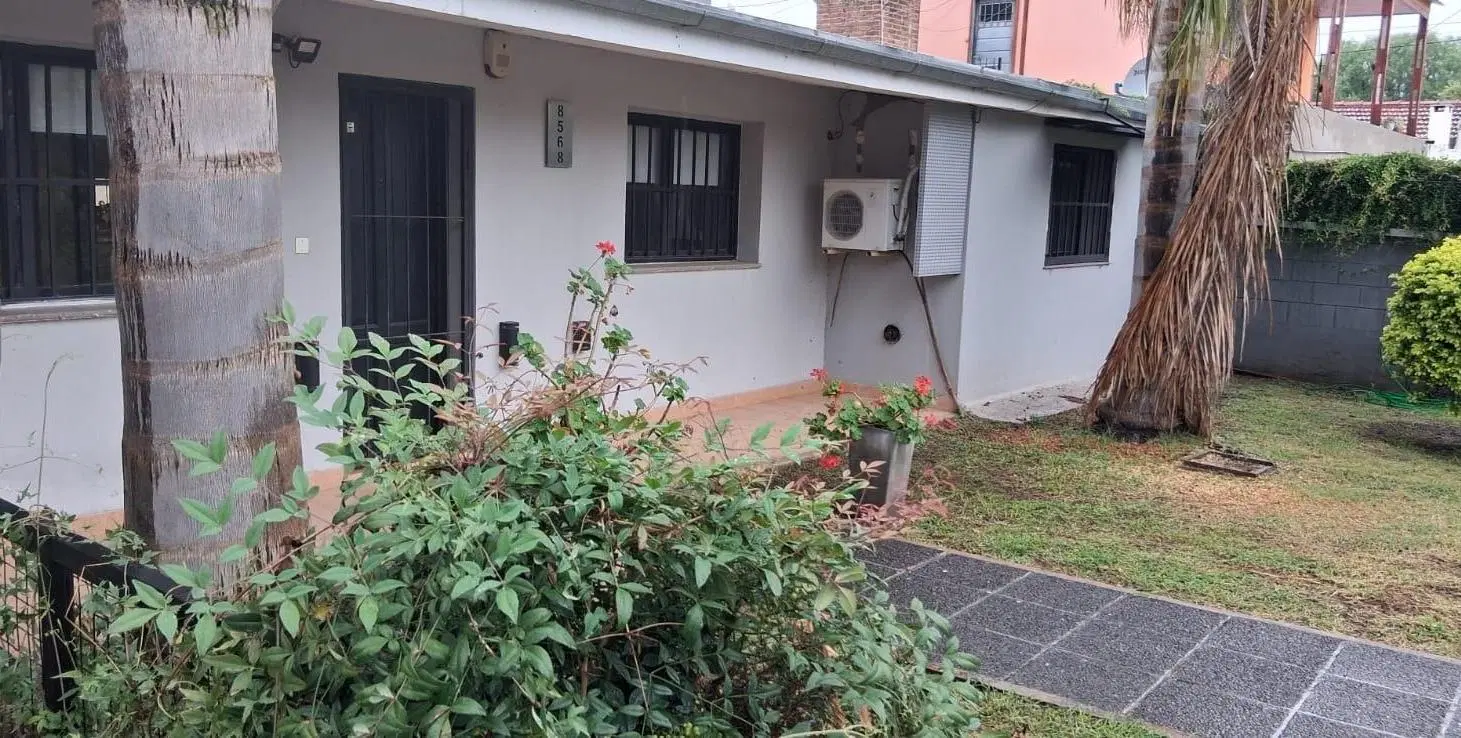Casa en venta Villa Allende Parque con escritura tres dormitorios gran jardin y pileta y depto recib 3
