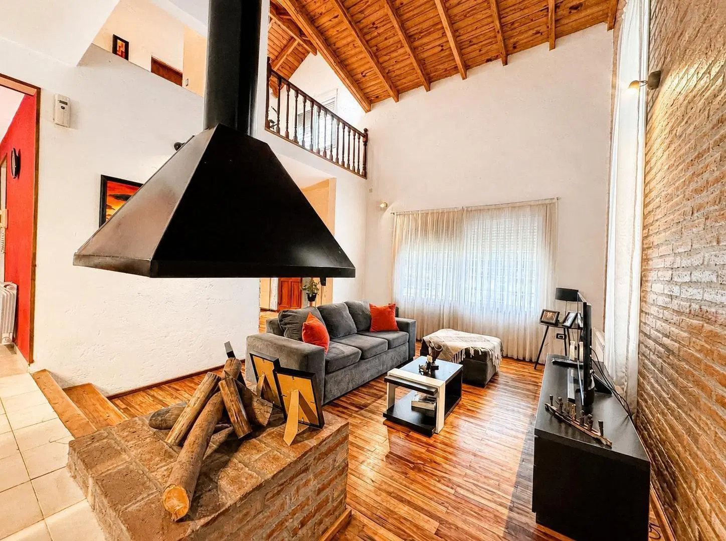 Casa en Valle Escondido cuatro dormitorios con pileta impecable 2