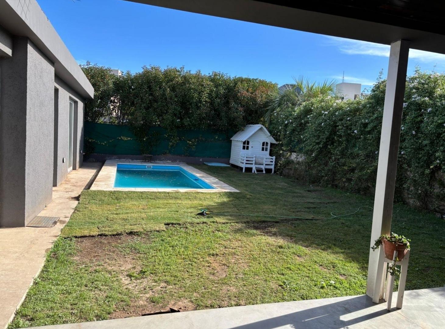 Foto de Casa en venta Barrio Urca tres dormitorios impecable, pileta cochera, imagen 1