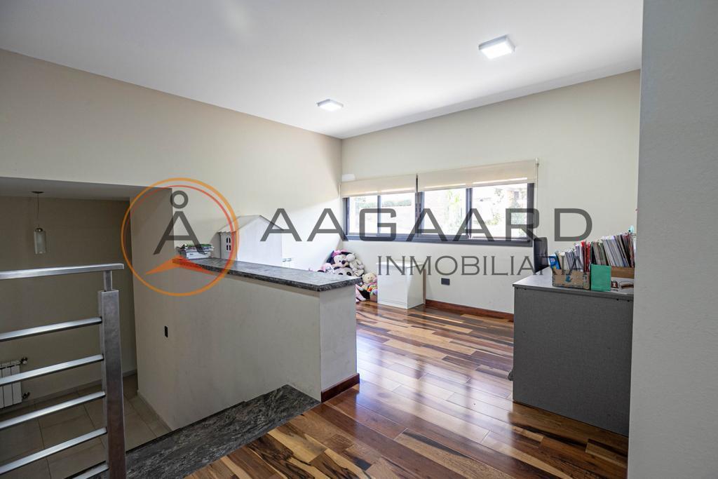 Foto de EXCELENTE CASA EN VENTA EN CINCO LOMAS CON PILETA RECIBE MENOR EN, imagen 2