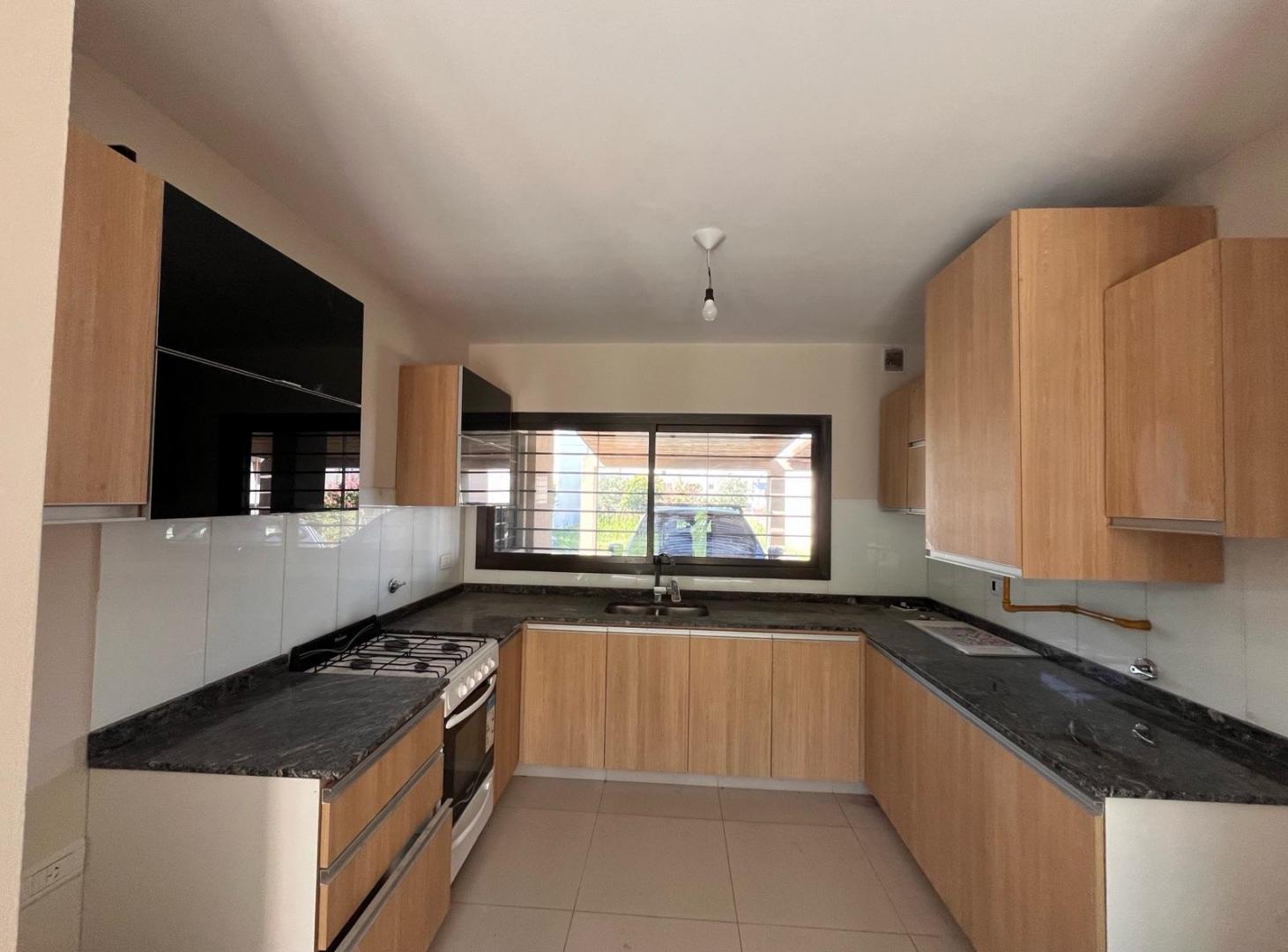 Foto de Dúplex en venta en Barrio Lomas del Chateau tres dormitorios hermoso, imagen 3
