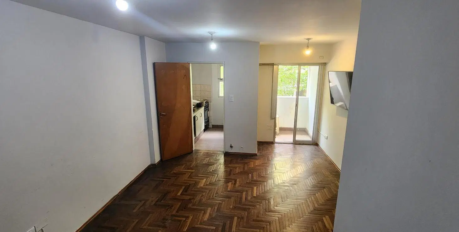 Departamento en  VENTA - Dos dormitorios sobre calle Obispo Salguero casi San Lorenzo 2