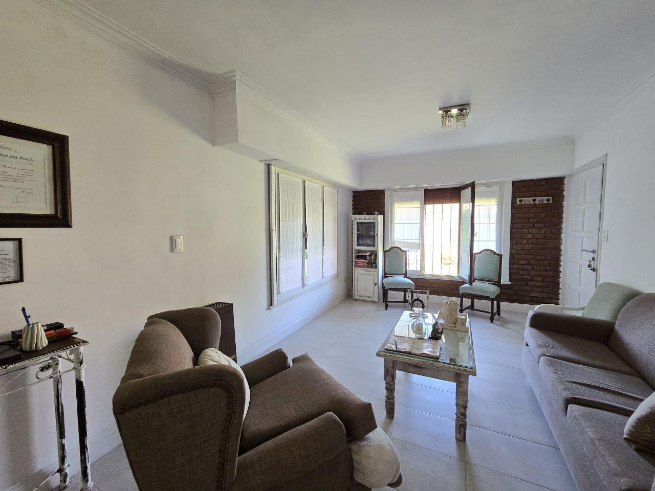 Foto de Casa 4 ambientes con patio y cochera, imagen 2